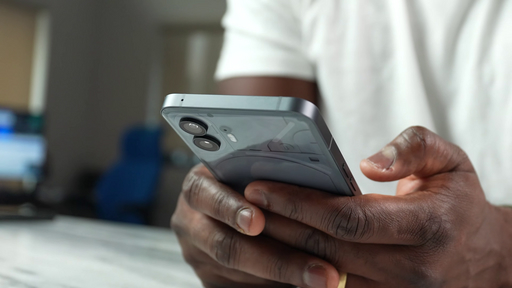 Homem segurando celular